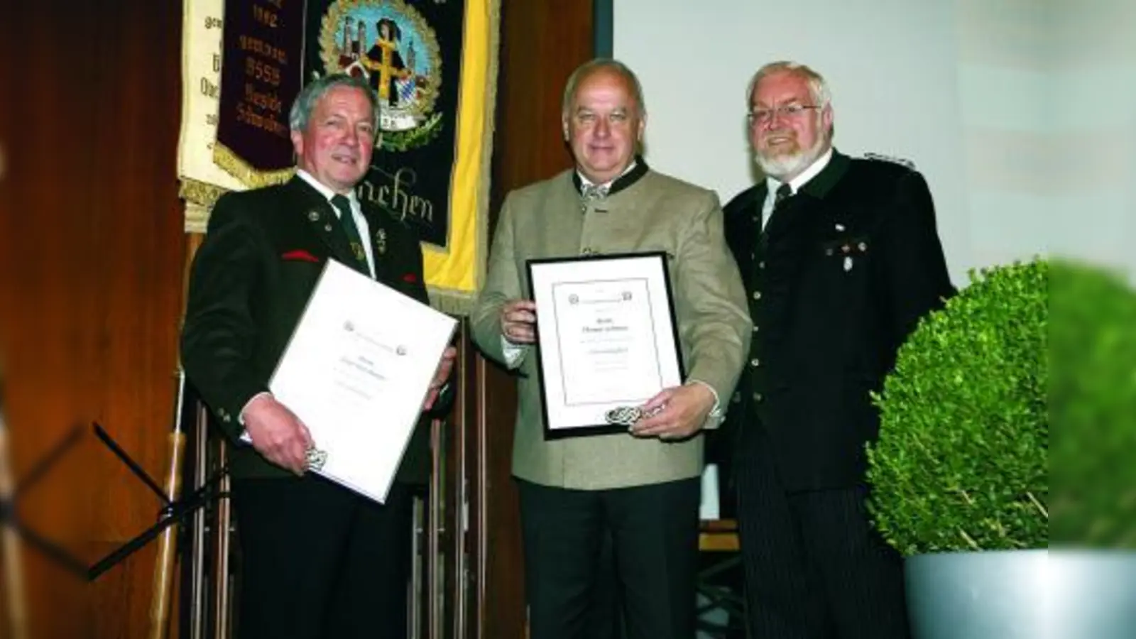 Bezirksrat und Ehrenschützenmeister Josef Kirchmeier (li.), Schützenstadtrat a.D. Thomas Schmatz (Mitte) und 1. Bezirksschützenmeister Gerhard Schutt (re.). (Foto: pi)