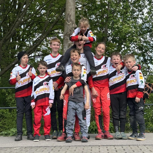 Das BMX-Team Weilheim zum Saisonauftakt der Südbayerischen ADAC BMX-Meisterschaft und der BMX-Race Bayernliga. (Foto: Kott)
