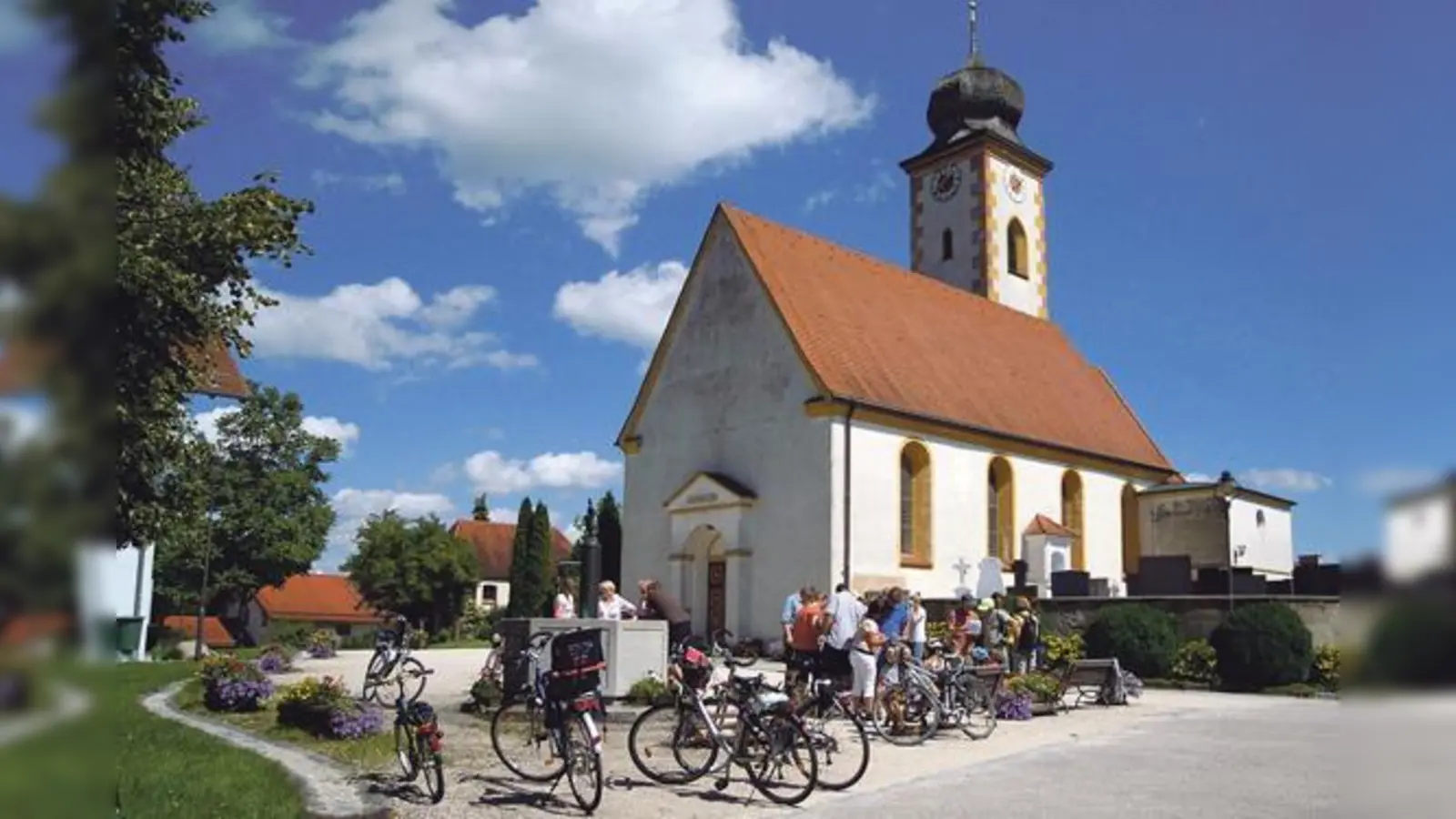 Start der Radler ist zwischen 13 und 14 Uhr vor der Kirche in Frauenneuharting. 	 (Foto: Heimatverein Frauenneuharting)