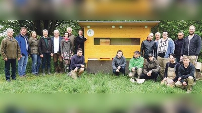 Landrat Robert Niedergesäß zu Besuch bei Imker Rudi Hochhart in Hohenlinden. 	 (Foto: LRA)