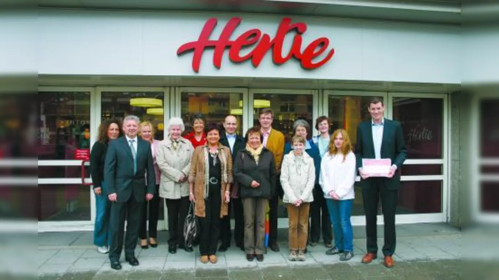 Die Laimer Einzelhändler setzen sich in Zusammenarbeit mit dem Werbe-Spiegel-Verlag für den Erhalt von Hertie in Laim ein und haben an Investor Martin Bucher (re.) über 1500 Überschriften übergeben (v.l.): Erika Scherzer (Betriebsratsvorsitzende Hertie), Günter Dechant (Hertie-Geschäftsleiter), Christina Radinger (Mitglied Gesamt-Betriebsrat Hertie), Susanne Höhn (Modehaus Schreiner), Renate Schreiner (Andrea Christin Mode), Roswitha Ebner (Lederecke), Paul Schmidmaier (Paul Schmidmaier Immobilien), Brunhilde Fischer (Raumausstattung), Christian Particus (Brillen Müller), Sabine Barth (Radio Stöckle) und Sigrid Pohl (Schuhhaus Raab). (Foto: sb)