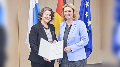 Bayerns Sozialministerin Kerstin Schreyer (rechts) verlieh das Bundesverdienstkreuz an Ingeborg Nünke aus Anzing, die seit fast 30 Jahren Kindern in der Region um Tschernobyl hilft. Ihr Verein sucht für heuer noch dringend Gasteltern. (Foto: StMAS/Gert Krautbauer)