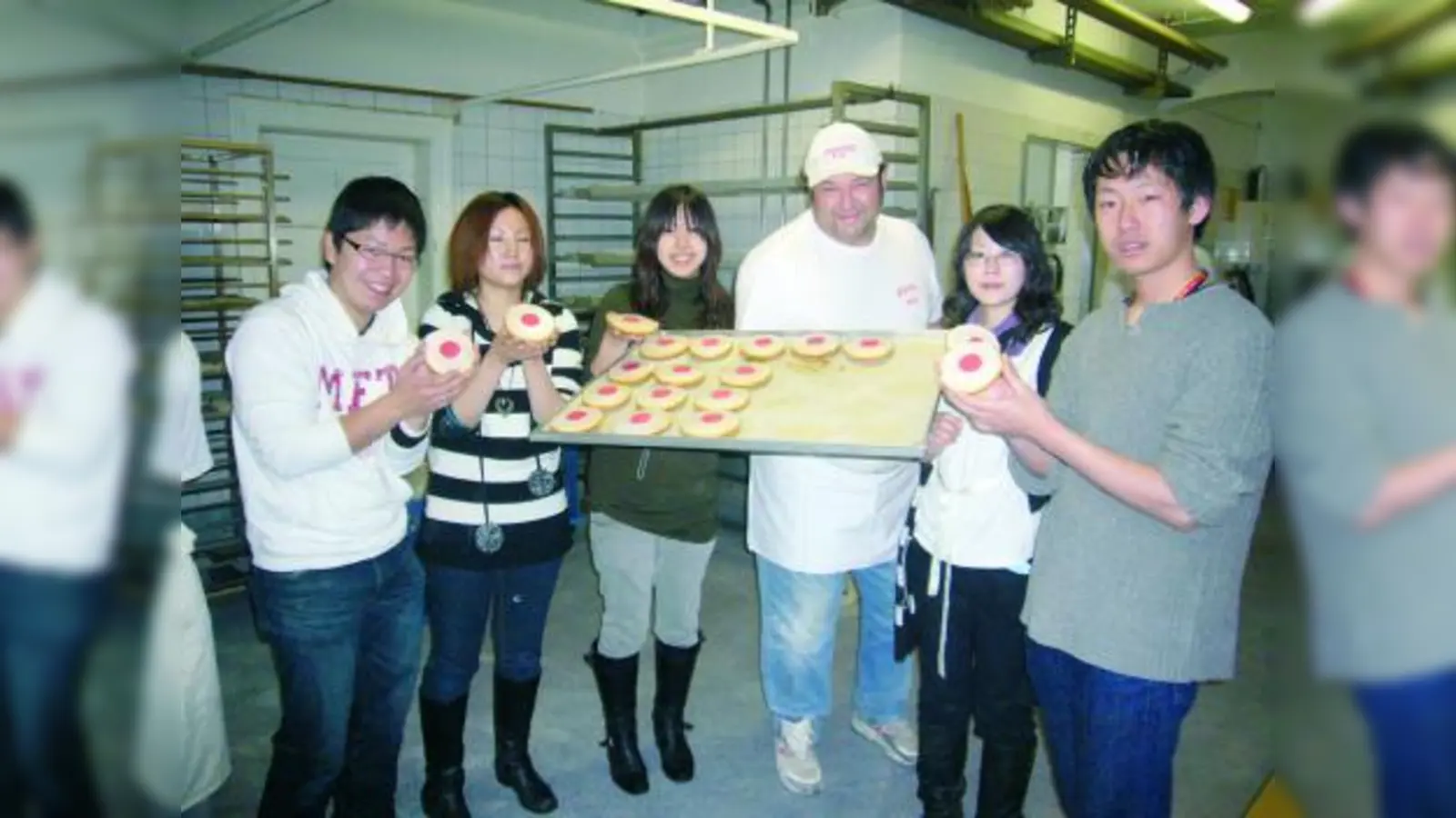 In der Bäckerei Keller bekamen die japanischen Studenten eine ganz besondere Überraschung: frische „Amerikaner” mit einer roten Sonne. (Foto: pi)