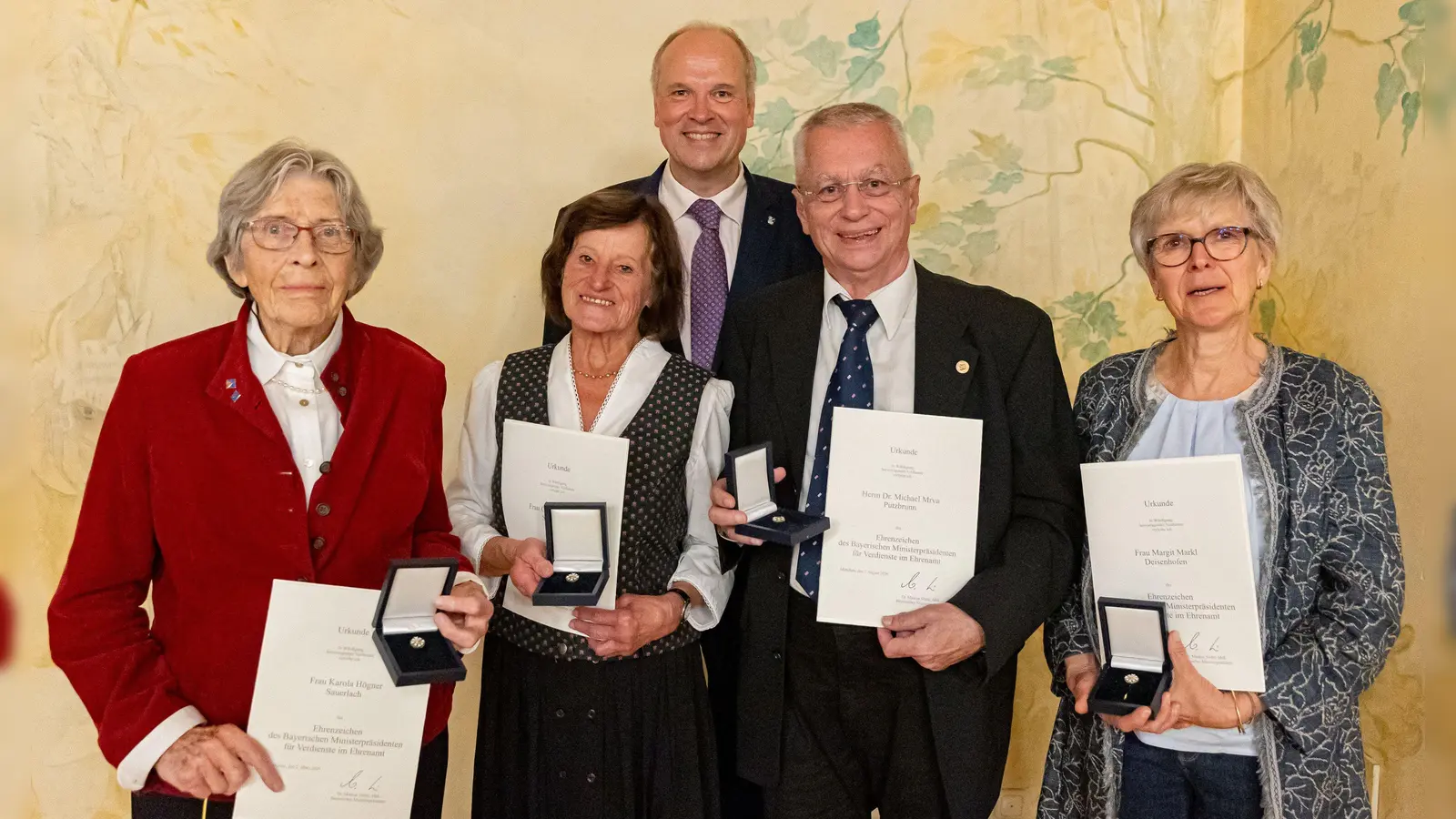 Erhielten für ihre herausragenden Verdienste das Ehrenzeichen des Bayerischen Ministerpräsidenten: Karola Högner, Christa Friedrich, Dr. Michael Mrva und Margit Markl. Es gratulierte herzlich Landrat Christoph Göbel.  (Foto: LRA)
