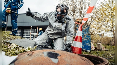 Die Arbeiten mussten teilweise unter Atem- und Körperschutz durchgeführt werden. (Foto: THW Dachau)