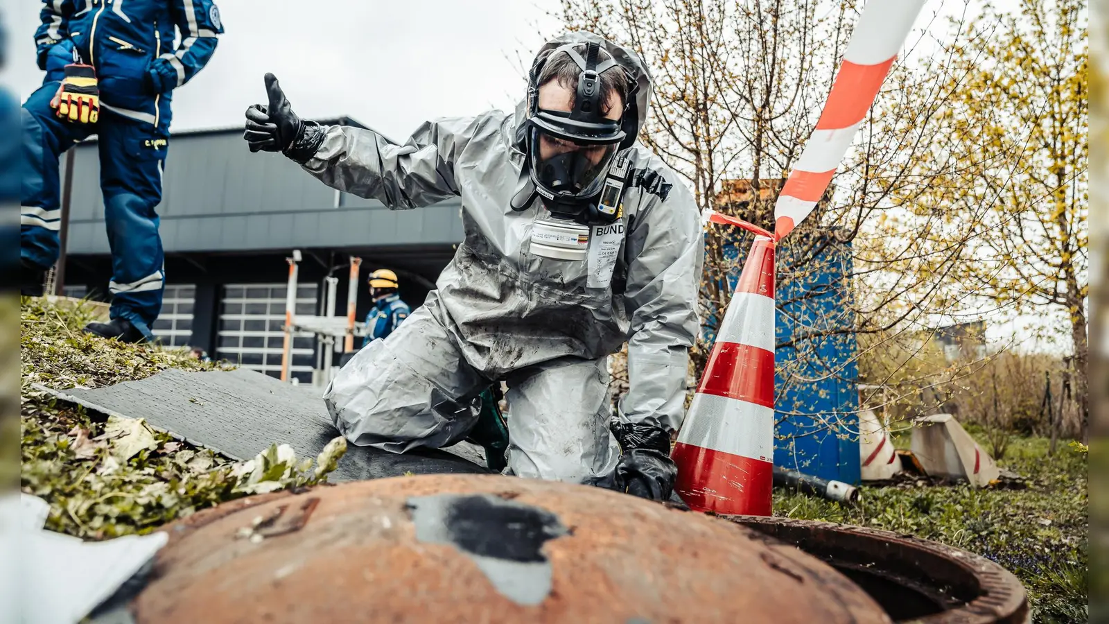 Die Arbeiten mussten teilweise unter Atem- und Körperschutz durchgeführt werden. (Foto: THW Dachau)