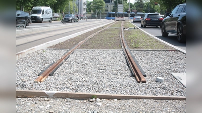 Vom Romanplatz bis zur Gaßnerstraße ist ein ganz kleines Stück Westtangente schon fertig. Hier wird 2027/28 der durch die Wotanstraße verlaufende Gleisabschnitt angeschlossen. (Foto: job)