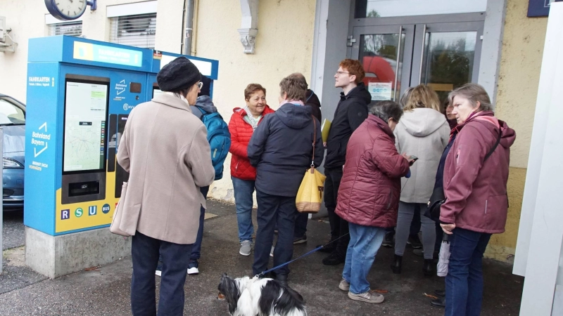 Gut 20 Erdinger waren an den Bahnhof gekommen, um sich über das MVV-Tarifsystem und den Fahkartenkauf am Automat zu informieren. (Foto: bro)