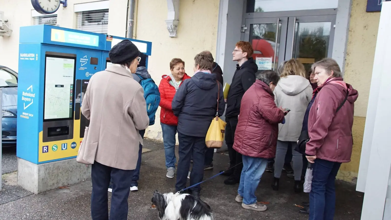 Gut 20 Erdinger waren an den Bahnhof gekommen, um sich über das MVV-Tarifsystem und den Fahkartenkauf am Automat zu informieren. (Foto: bro)