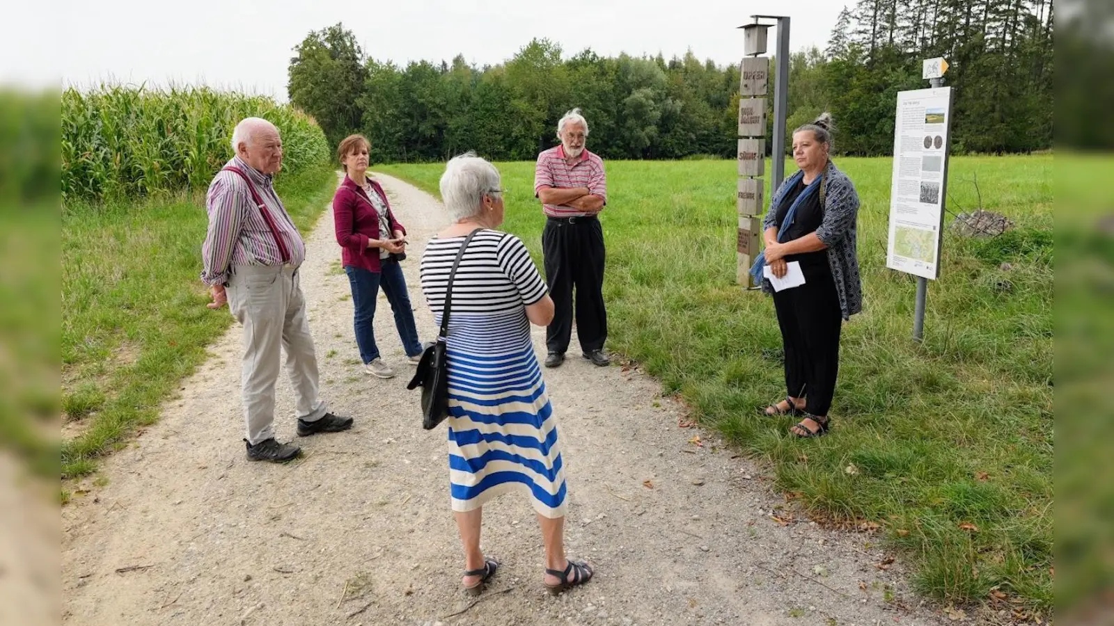 Vor dem Mahnmal am Ölberg erinnert Annette Reindel (r.) an die Opfer der Euthanasie. (Foto: Pilgram)