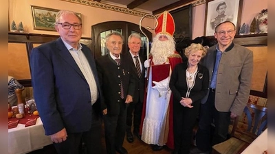 Werner Link, Vorsitzender der Senioren Union KV 8, Reinhold Babor, SU Mitglied Jürgen Steffan, Ehrenvorsitzende Margot Günther und Max Straßer (v.l.) nahmen den Nikolaus in die Mitte. (Foto: Senioren Union)