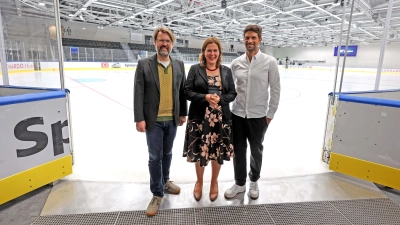 Bürgermeisterin Verena Dietl, Stadtschulrat Florian Kraus und Oliver Wesp, Geschäftsführer Red Bull Stadion München GmbH, haben die Eisflächen im neuen SAP Garden offiziell dem Breiten- und Vereinssport übergeben. (F.: Michael Nagy)