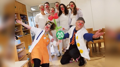 Weil Lachen die beste Medizin ist, kommen die KlinikClowns bereits seit 20 Jahren ins Kinderkrankenhaus in Harlaching. (Foto: Manfred Lehner)