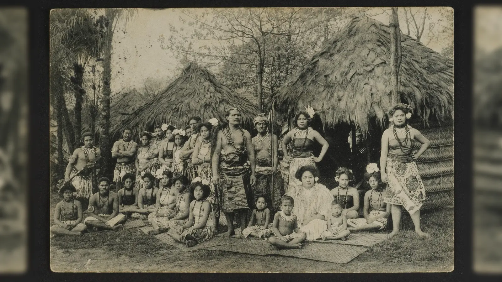 Auf dieser Ansichtskarte von 1910 sieht man Tupua Tamasese Lealofi mit samoanischen Völkerschau-Reisenden. Im deutschen Kaisserreich gab es einige solcher Völkerschauen zu sehen. (Foto: Privatsammlung Hilke Thode-Arora)