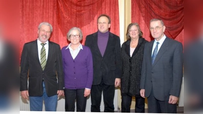 Hier der neu gewählte Vorstand der Chorgemeinschaft Unterpfaffenhofen-Germering (von links) Rudi Braunegger, Angelika Doms, Franz Böhm und Helga Meier mit dem Ehrenvorsitzenden Detlev Harnoß. (Foto: pi)
