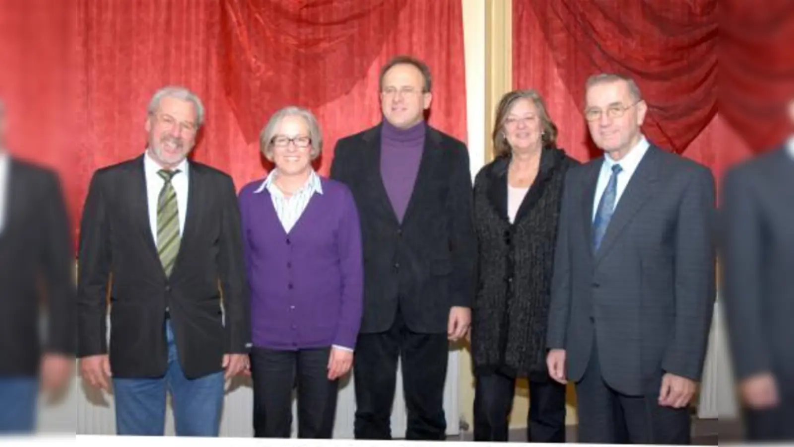 Hier der neu gewählte Vorstand der Chorgemeinschaft Unterpfaffenhofen-Germering (von links) Rudi Braunegger, Angelika Doms, Franz Böhm und Helga Meier mit dem Ehrenvorsitzenden Detlev Harnoß. (Foto: pi)