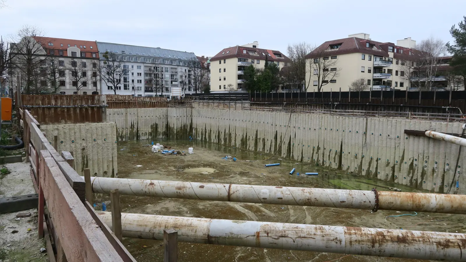 Baugrube an der Alramstraße 14. (Foto: lsc)