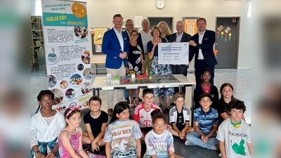 V. r.: Stefan Rummel, Reinhard Pfeiffer, Doris Wagner (Messe München), Birgit Aschenbrenner (Schule), Friedrich Graffe (Förderverein), Friederike Steinberger (Bezirkstag), Sebastian Schall (Stadtrat) und MdB Wolfgang Stefinger. (Foto: Büro MdB Dr. Wolfgang Stefinger)