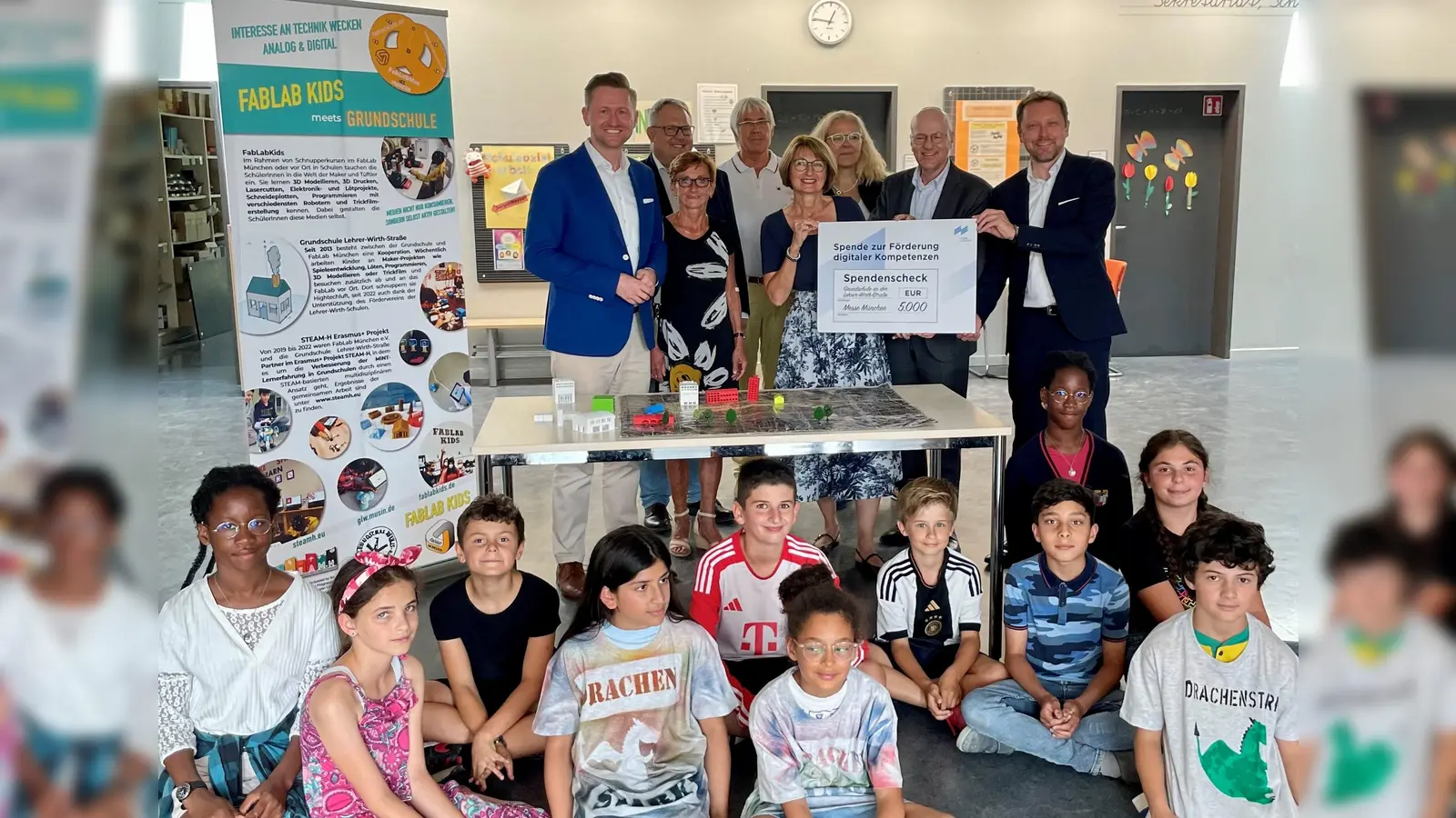 V. r.: Stefan Rummel, Reinhard Pfeiffer, Doris Wagner (Messe München), Birgit Aschenbrenner (Schule), Friedrich Graffe (Förderverein), Friederike Steinberger (Bezirkstag), Sebastian Schall (Stadtrat) und MdB Wolfgang Stefinger. (Foto: Büro MdB Dr. Wolfgang Stefinger)