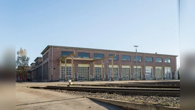 Die Frontansicht des Bahnbetriebswerks mit den Eingangstoren. (Foto: Klaus Bichlmayer)