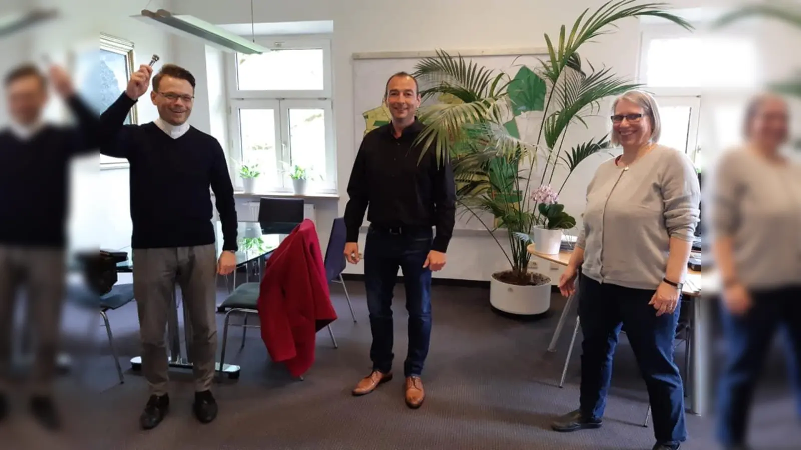 Auch den Segen für die neue Amtszeit hat Erster Bürgermeister Markus Böck (m.) schon erhalten: Pfarrerin Martina Buck und Pfarrer Ulrich Kampe spendeten ihn bei ihrem Antrittsbesuch.  (Foto: privat)