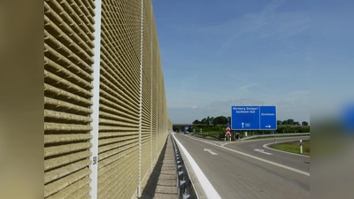Ein Bündel an geräuschreduzierenden Maßnahmen, bestehend aus Schutzwand und Schutzwall, Flüsterasphalt und Aufforstung, sorgt dafür, dass es in der Gemeinde Kirchheim leiser wird. (Foto: Gemeinde Kirchheim)