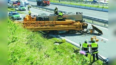 Glück im Unglück: Der Fahrer des Kranwagens blieb unverletzt. (Foto: Polizei)