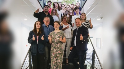 Landrat Robert Niedergesäß (links) mit Schülern und Schulleitung der staatlichen Berufsfachschule für Kinderpflege, die jetzt eröffnet wurde. (Foto: Landratsamt Ebersberg)
