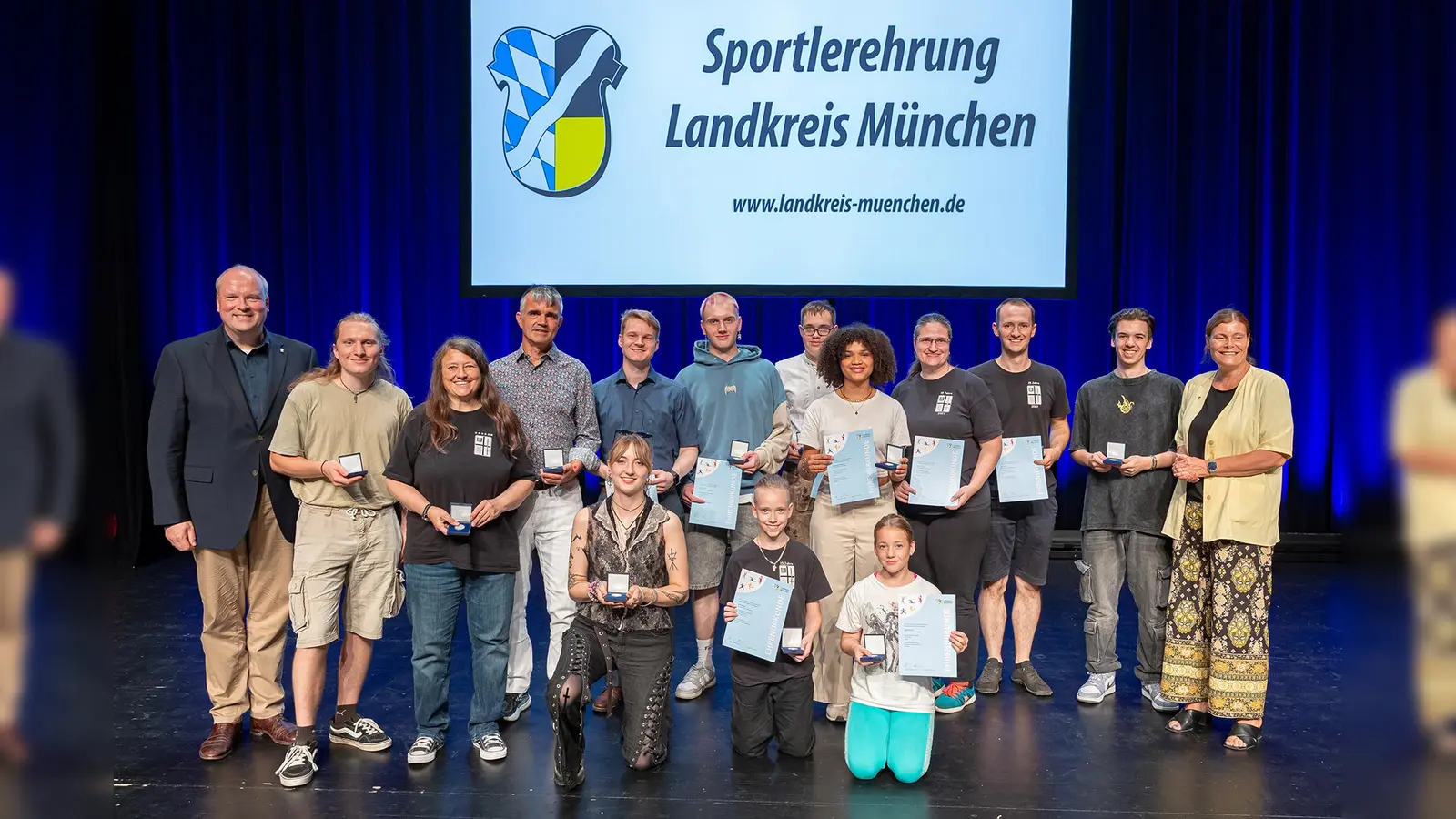 Zahlreiche Sportler vom TSV Hohnenbrunn- Riemerling wurden von Landrat Christoph Göbel ausgezeichnet. Es gratulierte Bürgermeisterin Mindy Konwitschny.  (Foto: LRA München/Robert Kiderle)