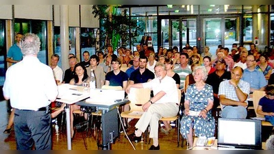 Nicht immer friedlich war die Stimmung bei der Unterbiberger Bürgerversammlung. 	 (Foto: Boschert)
