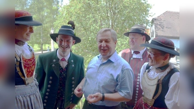 V.l.: Maria Eichberg, Magnus Kaindl, Pfarrer Josef Kirchensteiner, zweiter Vorsitzender Jürgen Zirch und Irmi Hinterbichler freuen sich über die Summe von 1.000 Euro, die der Trachtenverein der Pfarrgemeinde spenden konnte. (Foto: Beate Bentele)