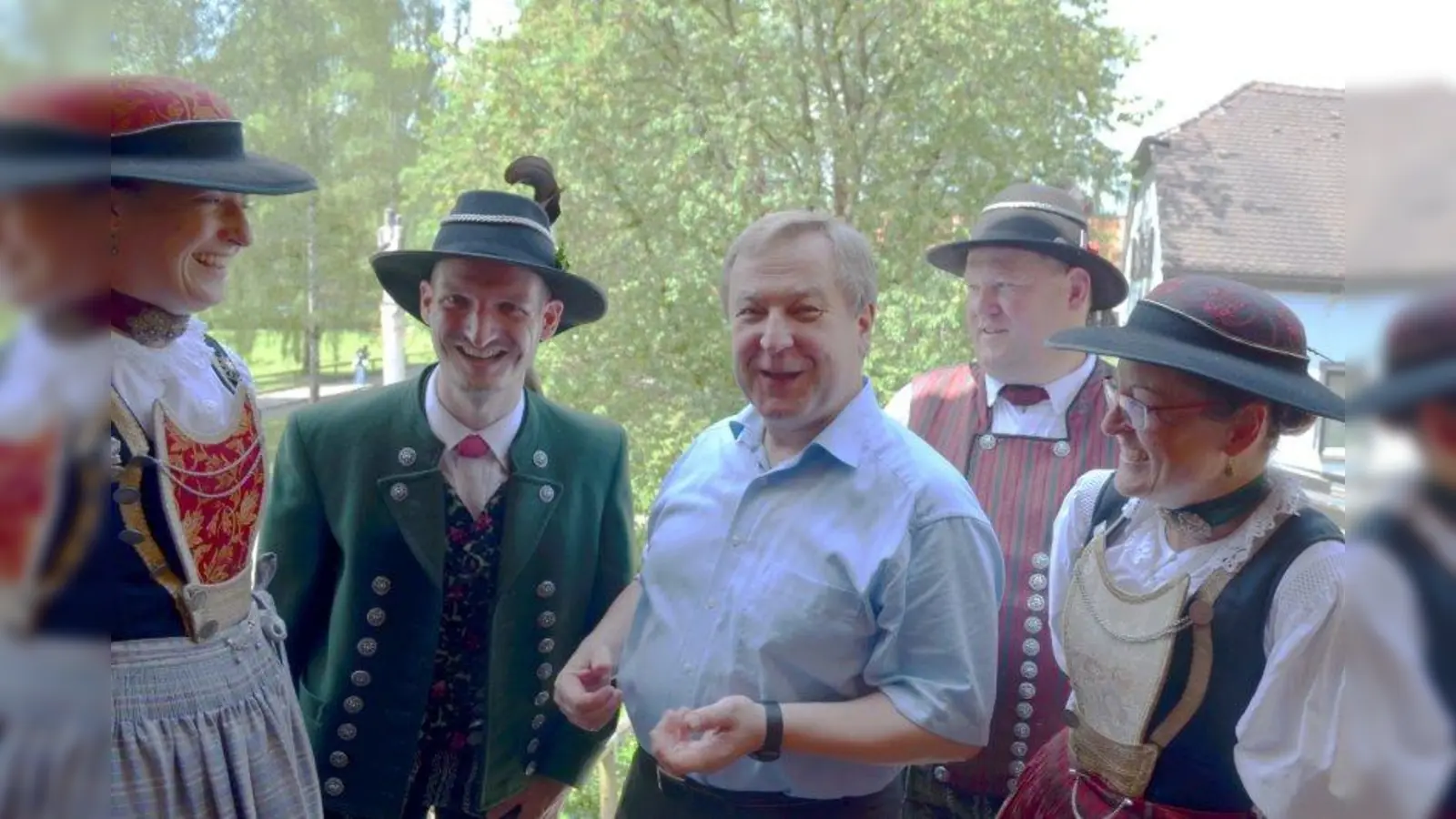 V.l.: Maria Eichberg, Magnus Kaindl, Pfarrer Josef Kirchensteiner, zweiter Vorsitzender Jürgen Zirch und Irmi Hinterbichler freuen sich über die Summe von 1.000 Euro, die der Trachtenverein der Pfarrgemeinde spenden konnte. (Foto: Beate Bentele)