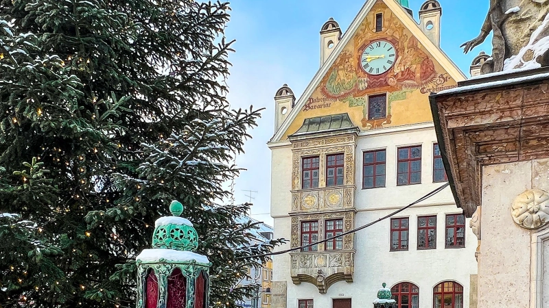 Der festlich geschmückte Marienplatz. (Foto: Kirchmaier/Stadt Freising)