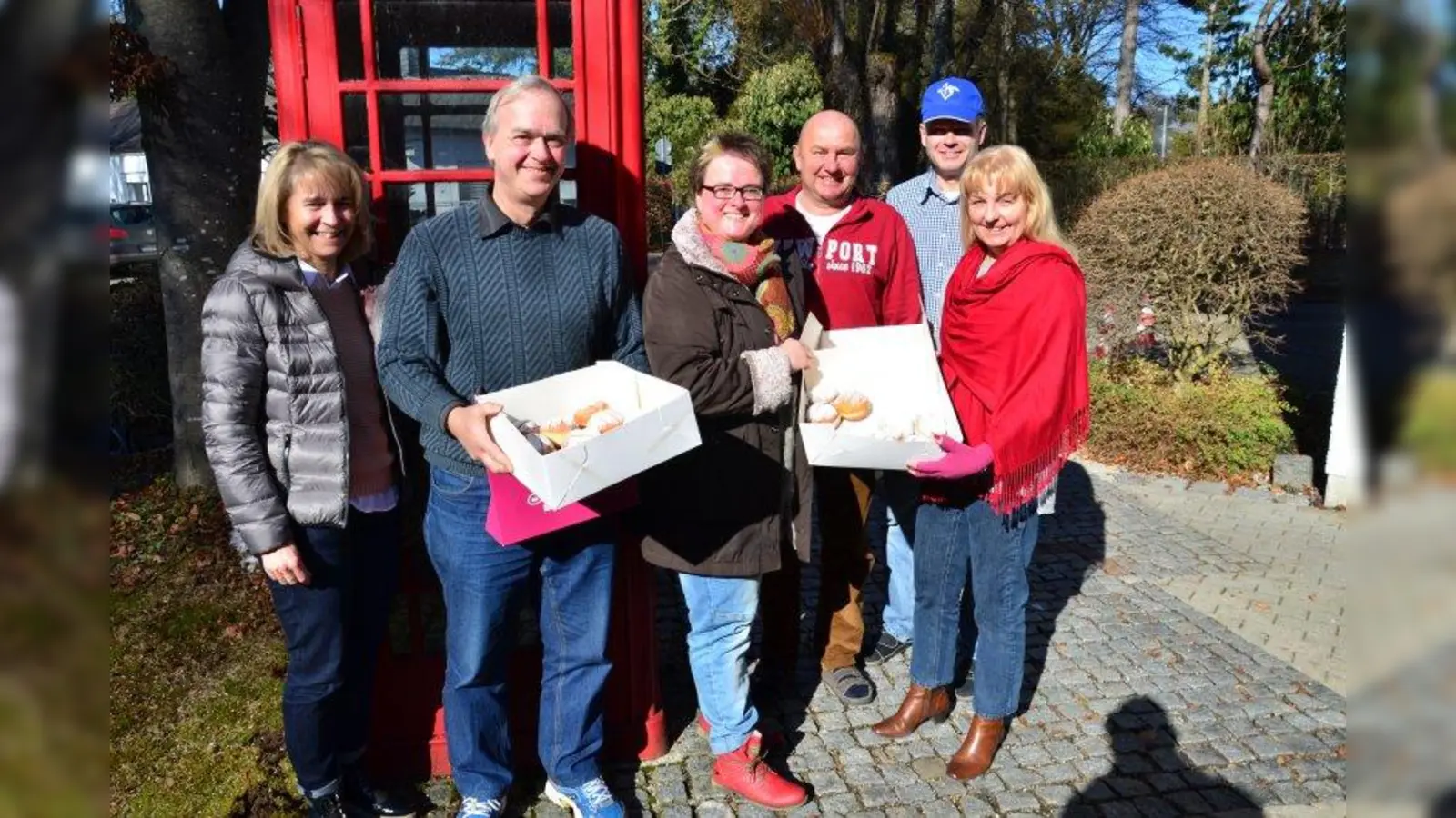 Über eine etwas andere Mittagspause freuten sich die Mitarbeiter der Firma Keller Verlag aus Kempfenhausen. Sie bekamen die leckeren Süßigkeiten von der Bäckerei Lidl, direkt aus dem Ort. (Foto: Essberger)
