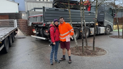 Am Ende waren alle glücklich, als der Container für den Verein Foodsaving &amp; More aufgestellt war. (Foto: Nolte )
