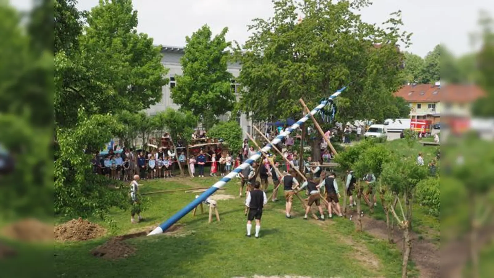 Noch in Schräglage, war der Maibaum bald darauf schon in der Senkrechten.	 (Foto: VA)