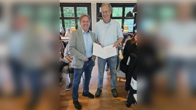 Für seine 40-jährige Mitgliedschaft im Ammerseer Theaterverein wurde Robert Brack (r.) von Franz Czasny mit einer Urkunde und der goldenen Ehrennadel des bayerischen Amateur-Theater-Verbandes ausgezeichnet. (Foto: Ammerseer Theaterverein)