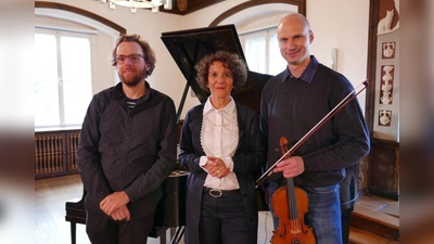 Elisabeth Carr hat mit den Musikern Max Grosch und Matthias Bublath eine neue Reihe innerhalb der &amp;quot;KunstRäume am See&amp;quot; ins Leben gerufen. (Foto: Bettina Buschbeck)