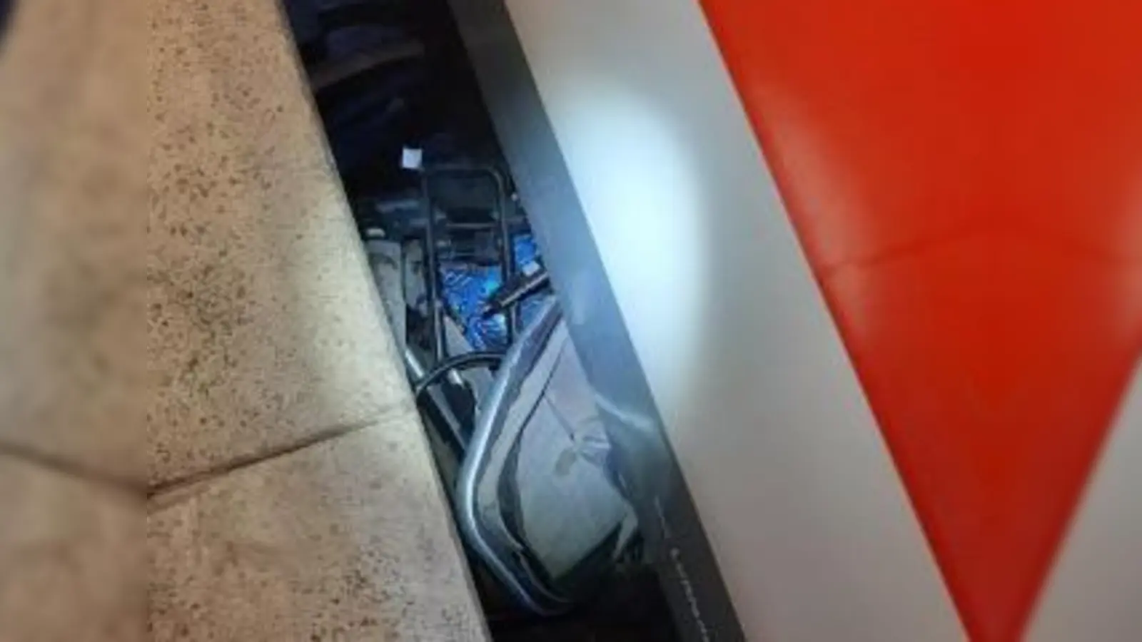 Am Hauptbahnhof hat eine S-Bahn einen leeren Kinderwagen überrollt. (Foto: Bundespolizei)