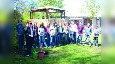 Einrichtungsleiter Ralf Geweniger und die scheidende Stadträtin Angelika Gebhardt mit den jungen ehrenamtlichen Betreuern, die sich für das Sommerferienprogramm schulen ließen. (Foto: pi)