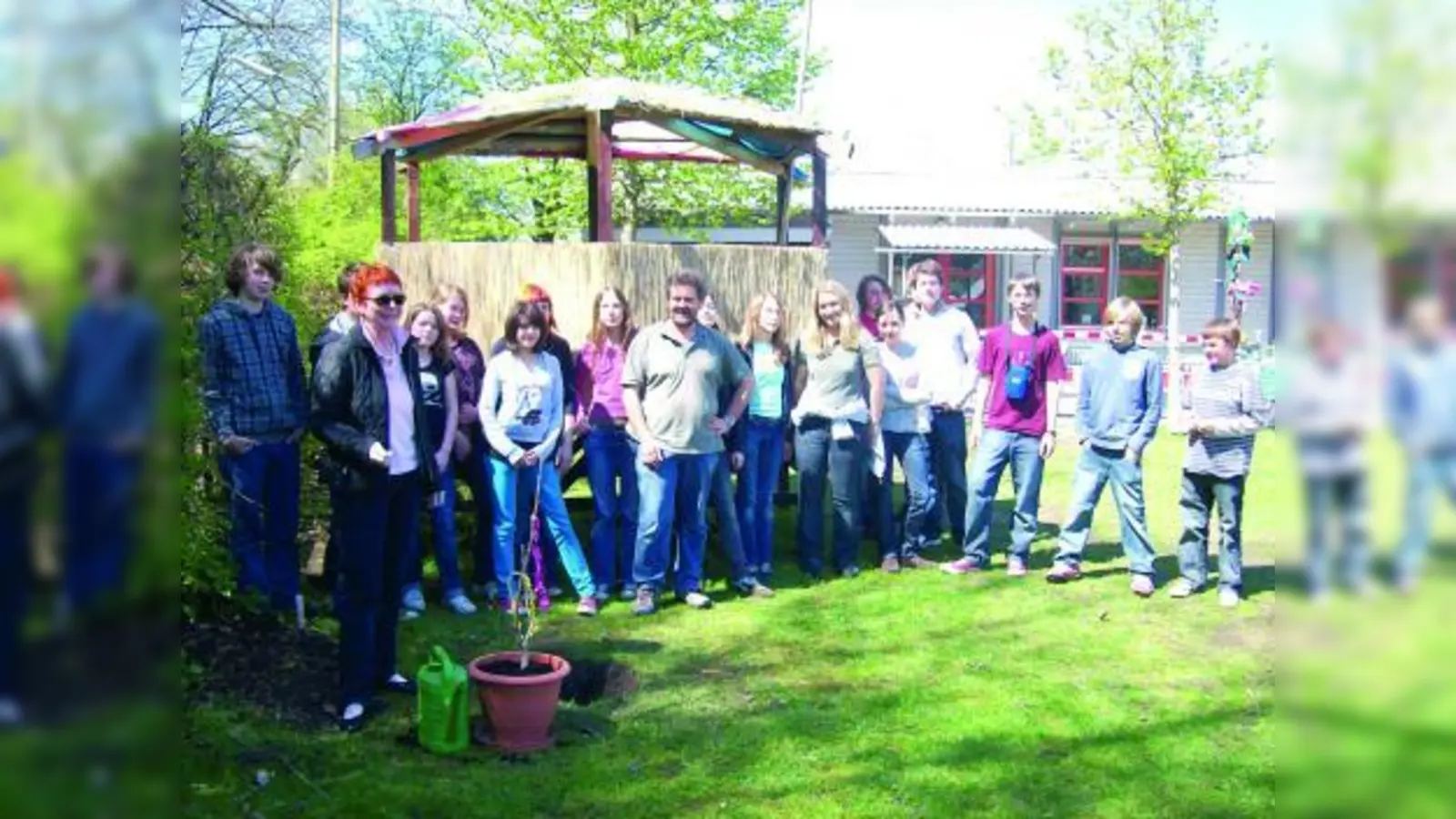 Einrichtungsleiter Ralf Geweniger und die scheidende Stadträtin Angelika Gebhardt mit den jungen ehrenamtlichen Betreuern, die sich für das Sommerferienprogramm schulen ließen. (Foto: pi)