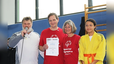 BJV-Vertreter Peter Franz überreicht Alwin Brenner die Goldene Ehrennadel (v.l.: Peter Franz, BJV; Alwin Brenner, BJV; Susanne Müller, SV Nittendorf; Sarah Schertel, Athletensprecherin SO-Bayern). (Foto: Baron Felix von Solemacher)