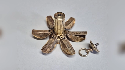 Pomander, Anfang 17. Jh., in geöffnetem Zustand (Silber, graviert und vergoldet). Ein Pomander ist ein meist kugelförmiger Behälter für Duftstoffe, der früher zum Schutz vor Krankheiten und schlechten Gerüchen getragen wurde. (Foto: Dachauer Galerien und Museen)