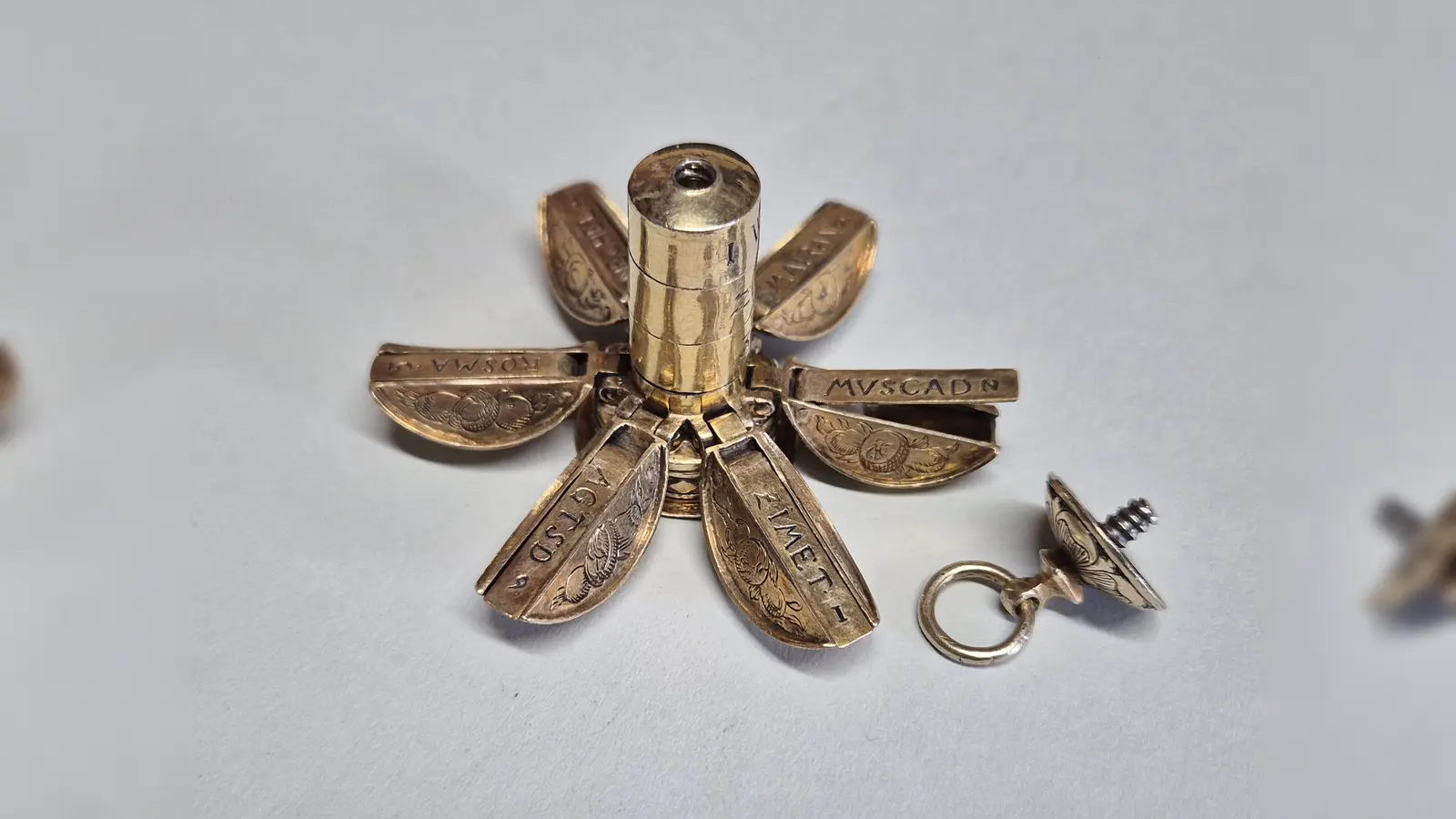 Pomander, Anfang 17. Jh., in geöffnetem Zustand (Silber, graviert und vergoldet). Ein Pomander ist ein meist kugelförmiger Behälter für Duftstoffe, der früher zum Schutz vor Krankheiten und schlechten Gerüchen getragen wurde. (Foto: Dachauer Galerien und Museen)