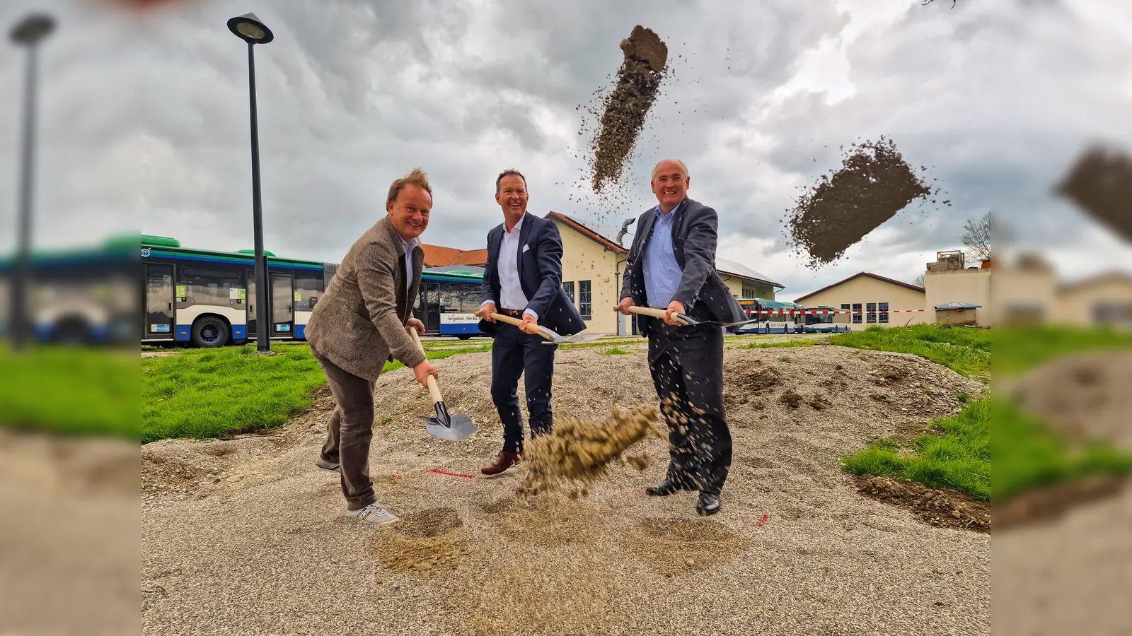 Mit dem symbolischen Spatenstich haben Landrat Robert Niedergesäß, Bürgermeister Josef Oswald und Josef Ettenhuber am Dienstag den offiziellen Startschuss für die Umsetzung des Projekts gegeben. (Foto: LRA Ebersberg)