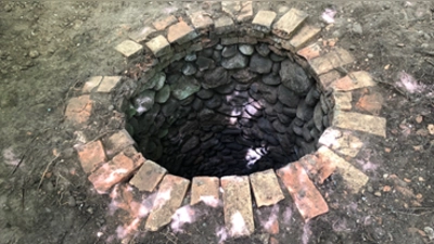Heimatpfleger Thomas Warg verrät den Teilnehmern seiner Führung, was es mit dem geheimnisvollen Brunnen auf sich hat.  (Foto: Warg)