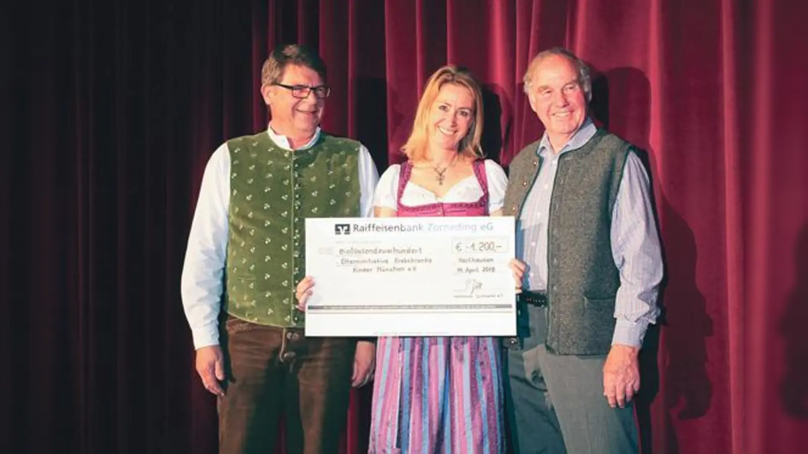 Günter Okon (Vorstand) überreicht zusammen mit Peter Zöttel (Kassier) den traditionellen Spendenscheck über 1.200 an Daniela DAndrea. 	 (Foto: privat)