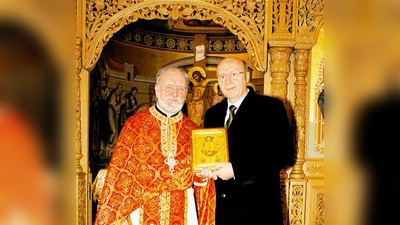 Erzpriester Apostolos Malamoussis (l.) schenkte Martin Neumeier eine Allerheiligenikone.	 (Foto: Gemeinde)