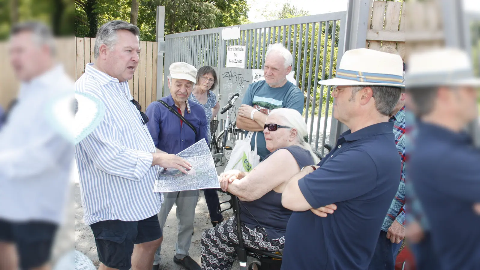 »Nicht jeder hat einen Garten oder Balkon«, sagt MdL Josef Schmid (links), »deswegen brauchen wir öffentliche Grünflächen für alle!« (Foto: job)