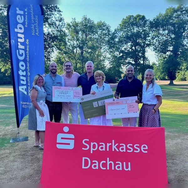 Freuen sich über die hohe Spendensumme (von links): Claudia Stöhr (Vorstand GC Dachau), Tasos Patmanidis (Bakalikon), Frank Menauer und Carl-Gunther Rauch (Löwenkinder Dachau), Michaela Quinn (Ingolstadt Village), Rishi Sharma (Sparkasse Dachau) sowie Sabina Menzel (Präsidentin GC Dachau). (Foto: Stöhr)